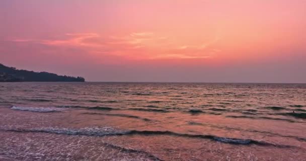 タイのカマラビーチの美しい空中ビュー 日没のカラフルなロマンチックな空 ビデオ4K — ストック動画