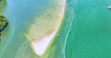 ..Gökyüzü manzarası, beyaz, uzun kumsallar yeşil denize doğru uzanıyor. Turistler Thalane Krabi Tayland 'ın beyaz kumsalında rahatlar. - Turistler mangrov ormanında kürek çekmeyi severler..