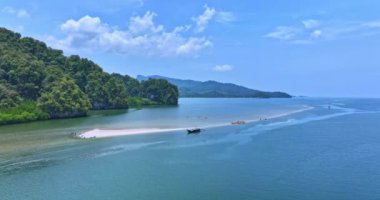 Gökyüzü manzarası, beyaz kumsallar yeşil denize doğru uzanıyor, Thalane Krabi, Tayland