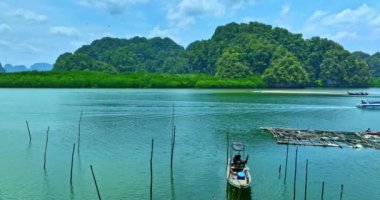 .Thalane Krabi Tayland 'ın yukarısındaki hava manzaralı mavi deniz ve mavi gökyüzü... büyük bir kanalın ortasındaki inanılmaz beyaz kumluk... balıkçı köyü ve mangrov ormanındaki rıhtımlar... denizdeki bir çok ada.