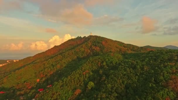 Вид Воздуха Статую Большого Будды Вершине Горы Восходе Солнца Пхукет — стоковое видео