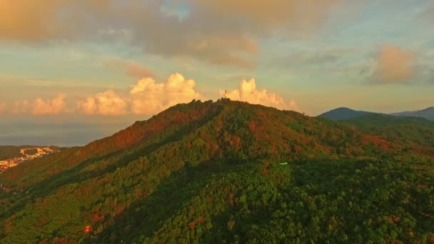 泰国普吉市日出时分山顶上的大佛雕像的航拍图 — 图库视频影像
