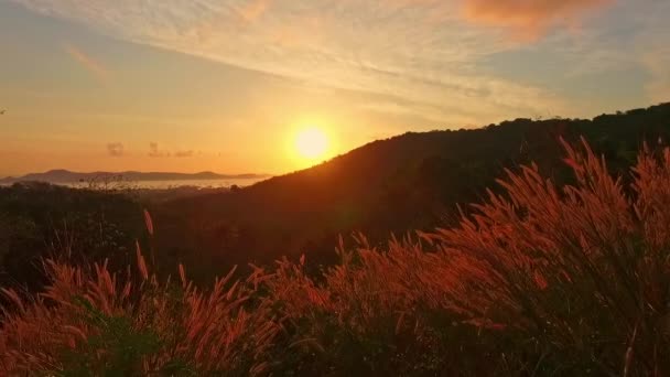 Воздушный Вид Золотое Солнце Потрясающем Небе Заката Над Океаном Горами — стоковое видео