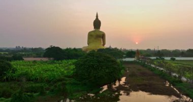 Güneş doğarken Büyük Buda heykelinin havadan görünüşü, Wat Maung Ang Tangası, Tayland