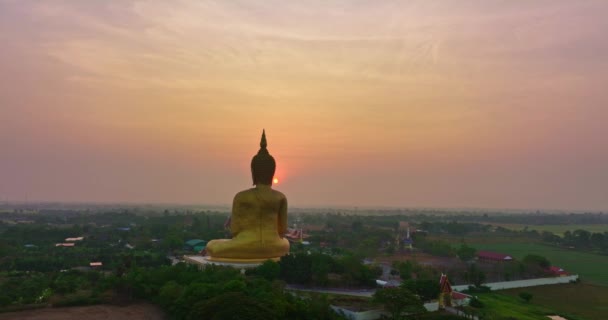 太陽が昇る間のビッグブッダ像の空中観察 タイのマウンアンソン — ストック動画