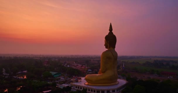 泰国普吉市日出时分山顶上的大佛像的航空图 明亮的粉色天空背景 — 图库视频影像