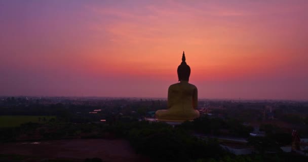 Luchtfoto Kleurrijke Roze Lucht Zonsopgang Bij Gouden Grote Boeddha Een — Stockvideo