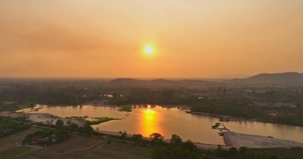 空中俯瞰泻湖上方金色的太阳 户外探险在黄昏时分到达美丽的大水坑 在大池塘里 黄日的美丽倒影 — 图库视频影像