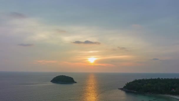 在海面上俯瞰美丽的落日天空 在泰国普吉岛卡塔海滩落日的迷人光芒 — 图库视频影像