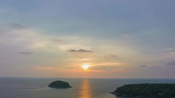 カラフルな夕日 ビデオでPu島のハイアングルビュー — ストック動画