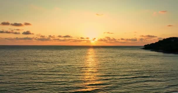 鸟瞰美丽的云彩在令人叹为观止的日落天空在海洋之上 泰国卡隆海滩 — 图库视频影像