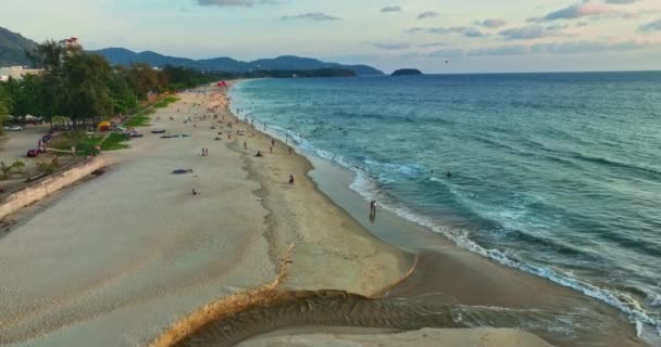 サンセット カロンビーチ タイの砂浜とスムーズな波の空中ビュー — ストック動画