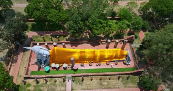 Εναέρια Άποψη Του Ανακλινόμενου Αγάλματος Του Βούδα Στο Wat Khun — Αρχείο Βίντεο