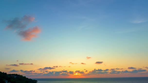 Гипер Воздушный Взгляд Живописное Небо Заката Над Океаном Удивительный Свет — стоковое видео