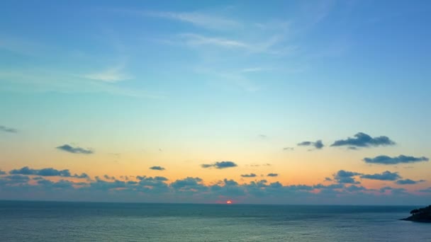 Гипер Видео Удивительного Закатного Неба Над Океаном — стоковое видео