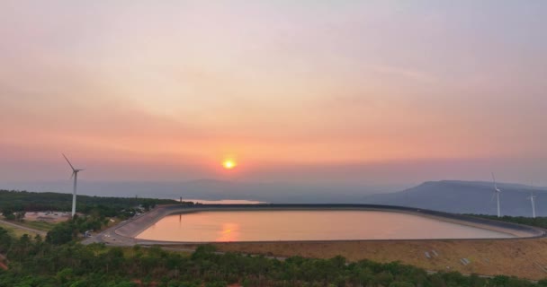 Flygfoto Över Solnedgången Ovanför Vindkraftverk Och Stor Damm Vindkraft Genererar — Stockvideo