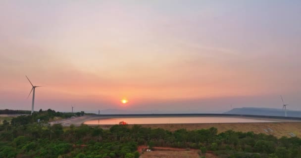 Εναέρια Άποψη Του Ηλιοβασιλέματος Πάνω Από Ανεμογεννήτριες Και Μεγάλη Λίμνη — Αρχείο Βίντεο