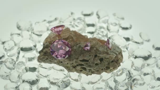 粉红紫水晶在一大块原生的鸦片 视频之上 — 图库视频影像