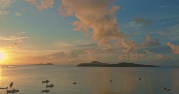 Letecký Pohled Úžasné Žluté Mraky Ranní Obloze Nádherný Úsvit Rybářské — Stock video