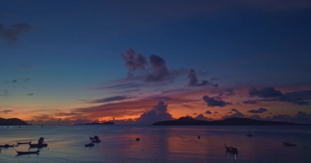 Adaların Üzerindeki Alacakaranlıkta Renkli Gökyüzünde Inanılmaz Pembe Bulutların Havadan Görünüşü — Stok video