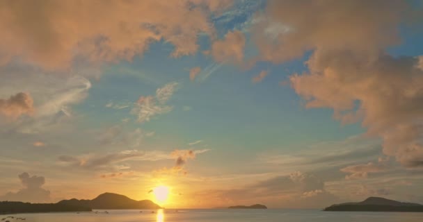 하늘에 놀라운 구름의 아름다운 해돋이 해수욕장 라와이 태국의 항구에서 — 비디오