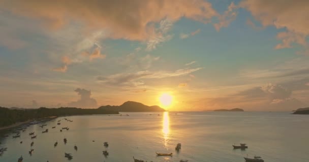 Letecký Pohled Úžasné Žluté Mraky Ranní Obloze Nádherný Úsvit Rybářské — Stock video