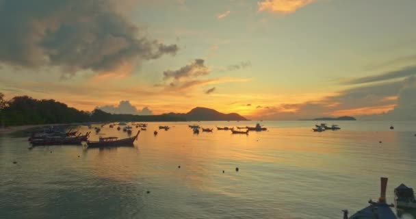 朝の空には 素晴らしい黄色い雲が映っています 美しい日の出の海岸 ローワイビーチ プーケット タイの港で釣りボート — ストック動画