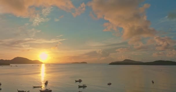 空中俯瞰着清晨天空中令人惊奇的黄云 美丽的日出海景 泰国普吉Rawai海滩港口的渔船 — 图库视频影像