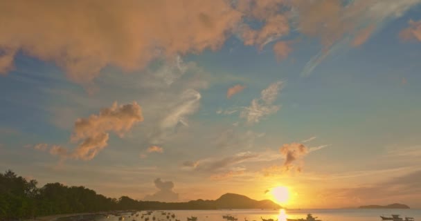 Vue Aérienne Nuages Jaunes Étonnants Dans Ciel Matin Beau Paysage — Video