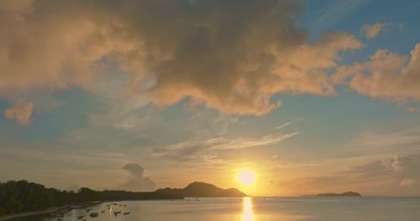朝の空には 素晴らしい黄色い雲が映っています 美しい日の出の海岸 ローワイビーチ プーケット タイの港で釣りボート — ストック動画