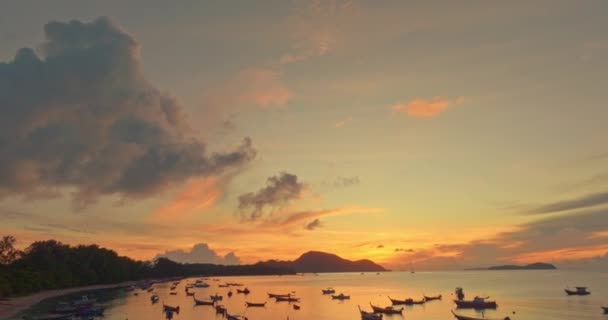 Légi Felvétel Csodálatos Sárga Felhőkről Reggeli Égbolton Gyönyörű Napfelkelte Halászhajók — Stock videók