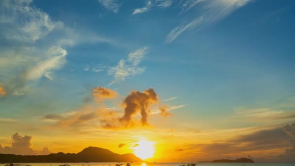 海の上の素晴らしい夕日空のタイムラウンドビデオ — ストック動画