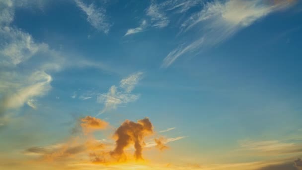 Vista Aérea Hermosas Nubes Cielo Impresionante Puesta Sol Sobre Mar — Vídeo de stock