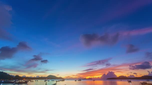 海の上の素晴らしい夕日空のタイムラウンドビデオ 湾岸でのボートの眺め — ストック動画