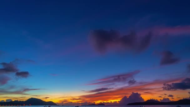 Okyanusun Üzerindeki Inanılmaz Günbatımı Gökyüzünün Hızlandırılmış Videosu — Stok video
