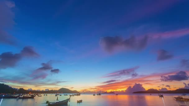 Okyanusun Üzerindeki Inanılmaz Günbatımı Gökyüzünün Hızlandırılmış Videosu Körfezdeki Teknelerin Manzarası — Stok video