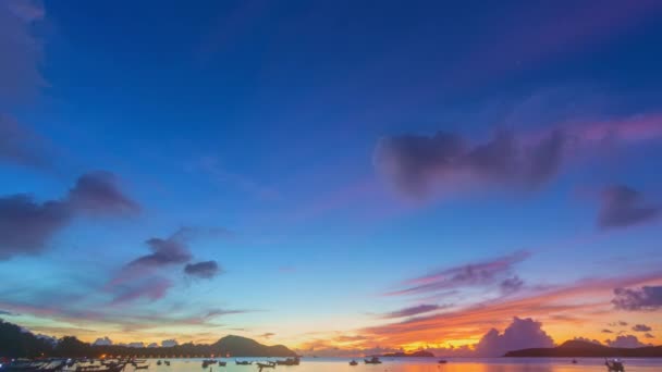Okyanusun Üzerindeki Inanılmaz Günbatımı Gökyüzünün Hızlandırılmış Videosu Körfezdeki Teknelerin Manzarası — Stok video