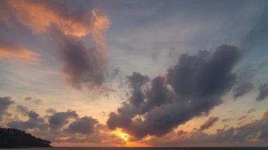Okyanusun üzerindeki inanılmaz günbatımı gökyüzünün hızlandırılmış videosu
