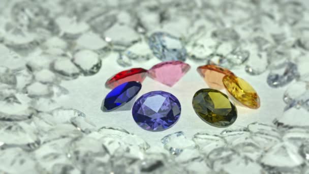 Mooie Gekleurde Edelstenen Het Midden Van Witte Diamanten Video — Stockvideo