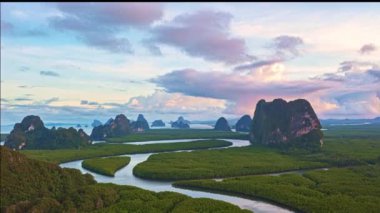 Tayland, Phang Nga 'daki Baan Naingob' daki mangrov ormanındaki dar bir kanalın havadan hızlandırılmış videosu. Günbatımında kalp şeklinde bir ada..