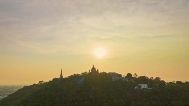 Luftaufnahme Von Sonnenstrahlen Die Auf Den Palast Der Stadt Phetchaburi — Stockvideo