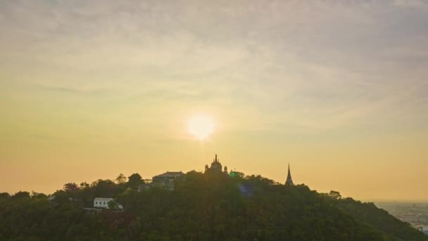 Luftaufnahme Von Sonnenstrahlen Die Auf Den Palast Der Stadt Phetchaburi — Stockvideo