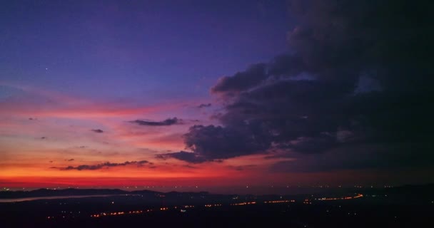 在日落的天空中看到令人惊奇的粉色云彩 — 图库视频影像