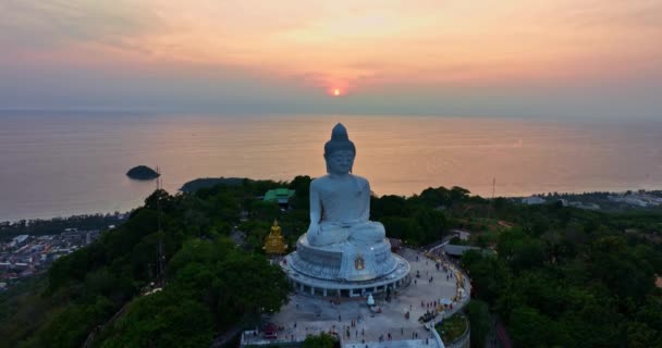 Vista Aérea Grande Estátua Buda Montanha Incrível Céu Pôr Sol — Vídeo de Stock