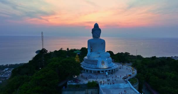 山と素晴らしい夕日空 プーケット タイのビッグブッダ像の空中ビュー — ストック動画