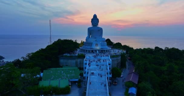 山と素晴らしい夕日空 プーケット タイのビッグブッダ像の空中ビュー — ストック動画
