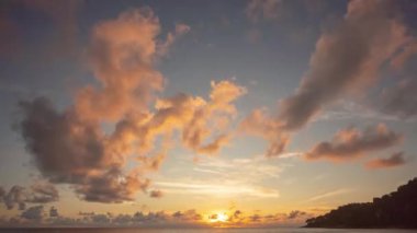 Okyanusun üzerindeki inanılmaz günbatımı gökyüzünün hızlandırılmış videosu