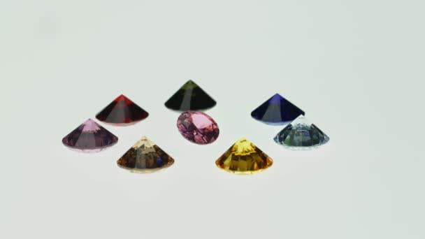Mooie Diamanten Verschillende Kleuren Witte Achtergrond Video — Stockvideo