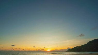 Zaman aşımına uğramış inanılmaz günbatımı videosu okyanusun üstünde, Tayland