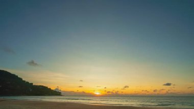 Zaman aşımına uğramış inanılmaz günbatımı videosu okyanusun üstünde, Tayland